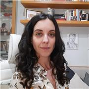 Artista e ilustradora freelance en distintos medios (óleo, acuarela, tinta, grafito...) y temas (retrato, escena, paisaje)